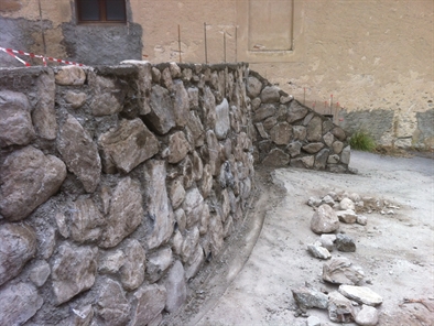 Construction d'un mur en pierres