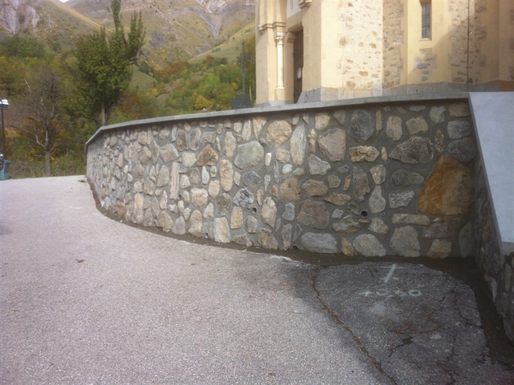 Ouvrage mur en pierres avec évacuation d'eau